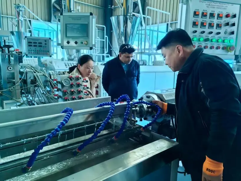 भारतीय ग्राहकों के लिए रबर सिंचाई पाइप मशीन ऑन-साइट चल रही है